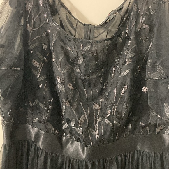 Formal dress with sequins - Picture 3 of 8